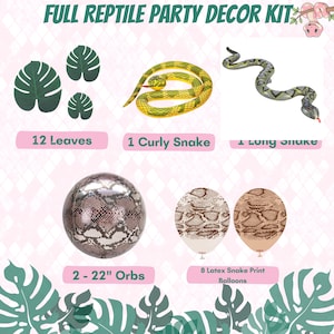 Peut inclure: Kit de décoration de fête sur le thème des reptiles, comprenant des feuilles vertes, un serpent enroulé et un long serpent. Le kit comprend deux orbes de 56 cm et huit ballons imprimés serpent en latex. Le texte "FULL REPTILE PARTY DECOR KIT" est en haut.