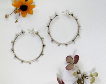 Brincos de argola larga com pontos de prata esterlina