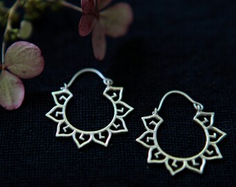 Brincos de argola com pétalas pequenas em prata esterlina