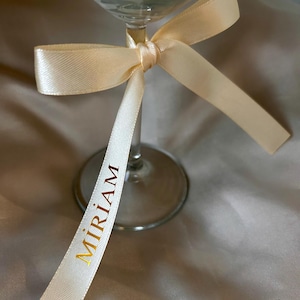 Etichette personalizzate con nastro di raso – Segnabicchieri in vetro personalizzati per matrimoni o eventi