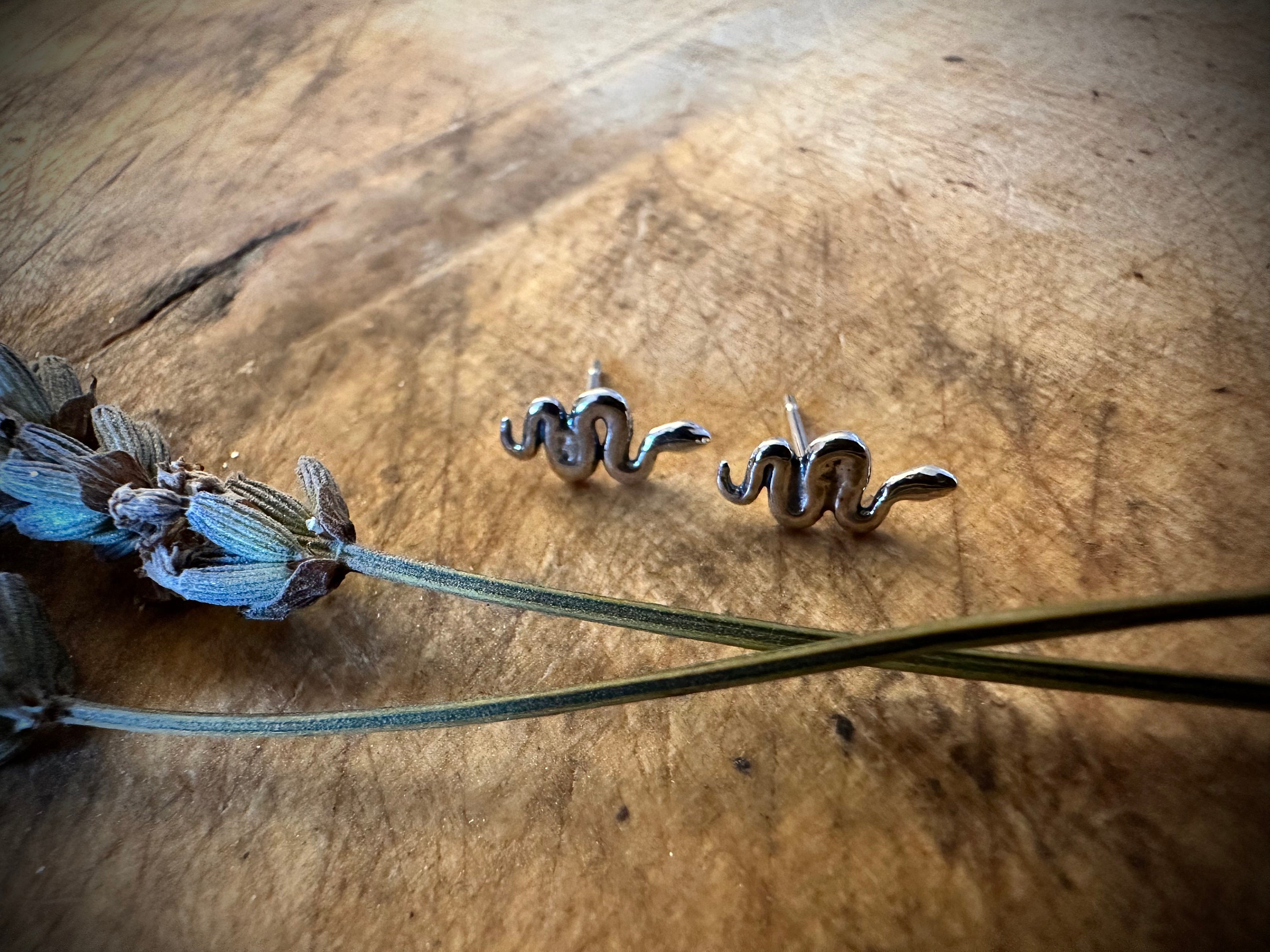 Orecchini a bottone mini serpente Argento sterling massiccio con chiusura a perno e a pressione. Adatto per orecchie forate ben cicatrizzate. - Italia