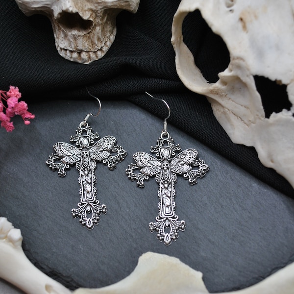 Boucles d'oreilles croix gothique avec papillon de nuit, bijoux goth