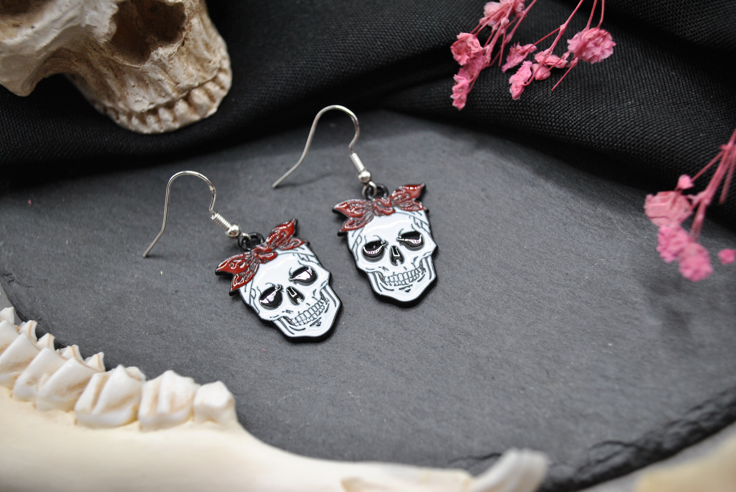 Totenkopf-Ohrringe Aus Sterlingsilber – Gothic Tropfen-Ohrringe Mit Skelett-Hand & Rotem Zirkon