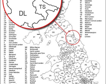 Könnte beinhalten: Eine Schwarzweißkarte des Vereinigten Königreichs mit den Regionen in Schwarz hervorgehoben. Die Karte zeigt die verschiedenen Regionen Englands, Schottlands, Wales und Nordirlands. Die Karte ist mit den Abkürzungen für jede Region beschriftet.