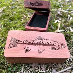 Fliegenbox Muschelmuschel Red Cedar Forelle Graviert - Handgefertigt Made in USA - Perfektes Geschenk (Bachelor Bachelorette) für Fliegenfischer-Liebhaber
