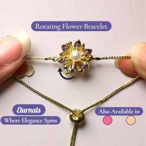 Könnte beinhalten: Ein goldfarbenes, rotierendes Blumenarmband mit einer zentralen Perle und lila Akzenten. Das Armband hat eine zarte Kette und einen Schiebeverschluss. Der Text auf dem Bild lautet "Rotating Flower Bracelet" und "Eternals Where Elegance Spins."