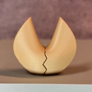 3Dプリントフォーチュンクッキー1枚 - (幅2インチ x 高さ2インチ x 厚さ0.75インチ) (*食べられません) USAストア