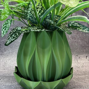 Maceta grande estilo 'Abyssal' con platillo y drenaje para plantas de todo tipo (color verde oliva) - 20 cm de diámetro x 18,4 cm de alto
