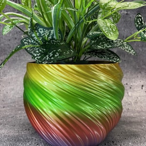 Großer gedrehter Blumentopf für Pflanzen aller Art (Regenbogenfarbe) - 21 cm Durchmesser mal 15 cm hoch; Bunter Pflanzer; Moderner Übertopf