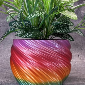 Großer gedrehter Blumentopf für Pflanzen aller Art (Regenbogenfarbe) - 21 cm Durchmesser mal 15 cm hoch; Bunter Pflanzer; Moderner Übertopf
