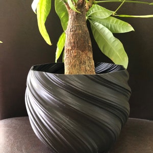 Medium Twisted Flowerpot for Plants of all kinds (Matte Black color) - 6&quot; Diameter by 4.5&quot; Tall Colorful Planter Modern Planter; USA Store