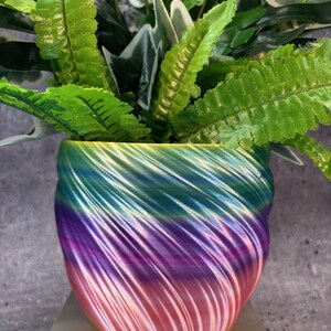 Hög medelstor vriden blomkruka för växter av alla slag (flerfärgad) - 15 cm diameter och 14 cm höjd; Modern kruka; USA-butik