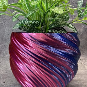 Très très grand pot de fleurs torsadé pour plantes de toutes sortes (couleur bleu framboise irisée) - 30 cm de diamètre sur 23 cm de haut ; Boutique américaine