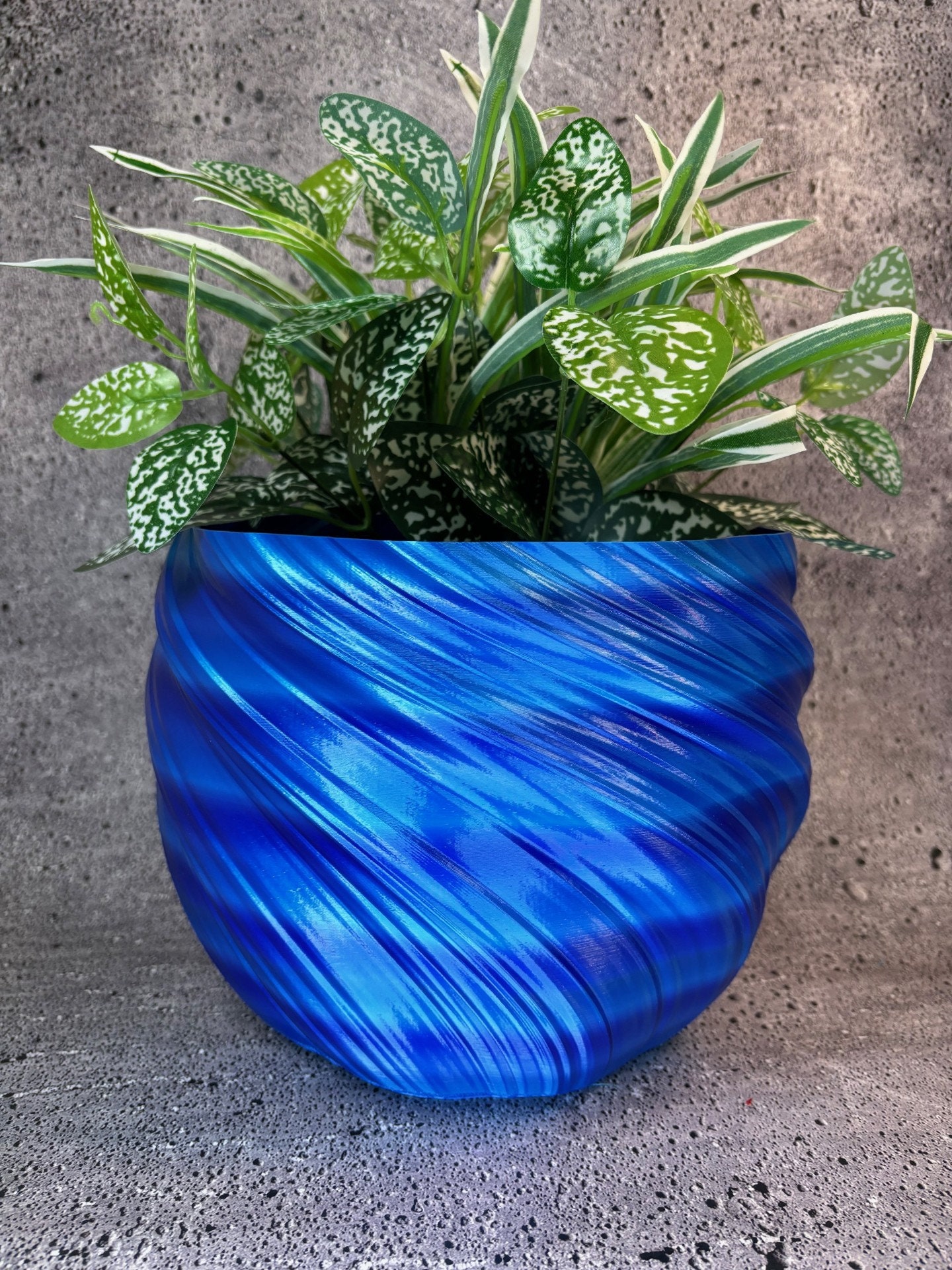 Extra Large Twisted Flowerpot for Plants of All Kinds (shades of