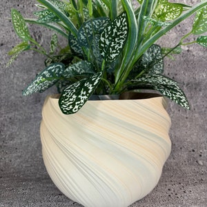 Large Twisted Flowerpot for Plants of all kinds (Beige color) - 8" Diameter by 6" Tall