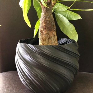 Mellanstor vriden blomkruka för växter av alla slag (mattsvart färg) - 15 cm diameter och 11,5 cm höjd; Modern kruka; USA-butik