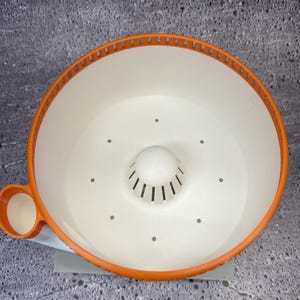 Tazón grande para enjuagar bayas con vórtice (blanco con detalles naranjas): 17,8 cm de diámetro, 8,9 cm de alto, fabricado en EE. UU.; lavadora de frutas con vórtice giratorio.