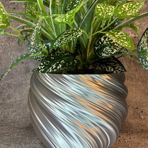Large Twisted Flowerpot for Plants of all kinds (Silk Silver color) - 8&quot; Diameter by 6&quot; Tall