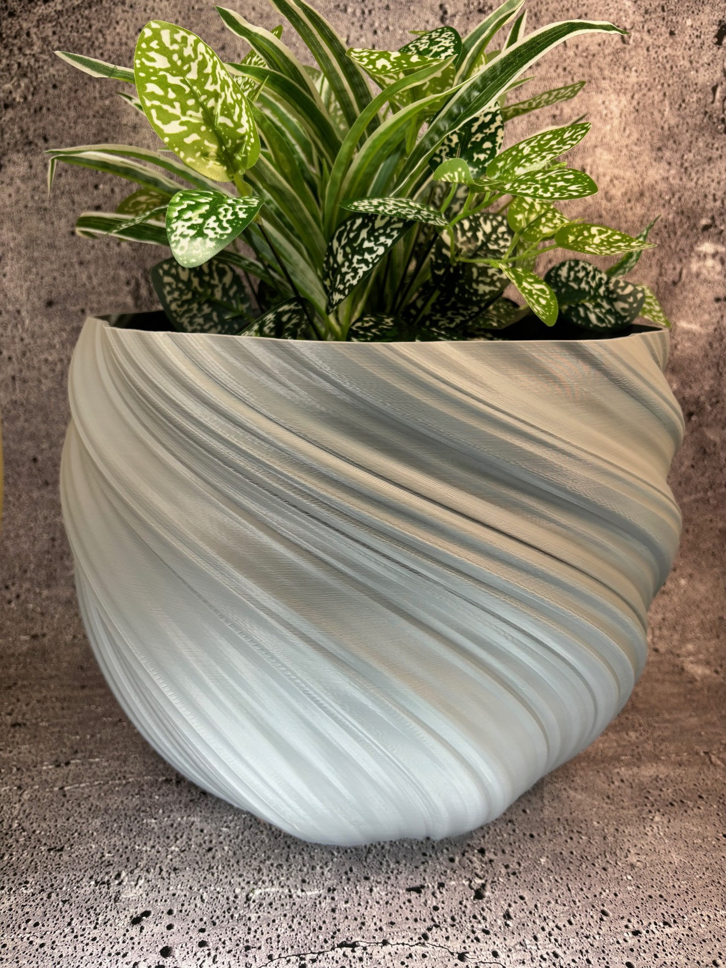 Plant pot 28cm diameter