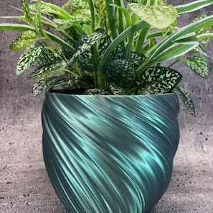 Maceta grande retorcida para plantas de todo tipo (color verde espuma de mar/azul con tonos cambiantes) - 20 cm de diámetro por 18 cm de alto; Maceta moderna