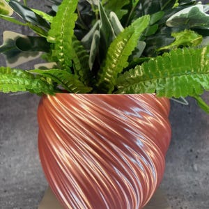 Hög medelstor vriden blomkruka för växter av alla slag (silkeslen ljusrosa färg) - 15 cm diameter och 14 cm höjd; Modern kruka; USA-butik