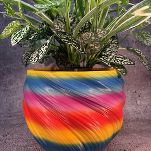 Großer gedrehter Blumentopf für Pflanzen aller Art (Regenbogenfarbe) - 21 cm Durchmesser mal 15 cm hoch; Bunter Pflanzer; Moderner Übertopf