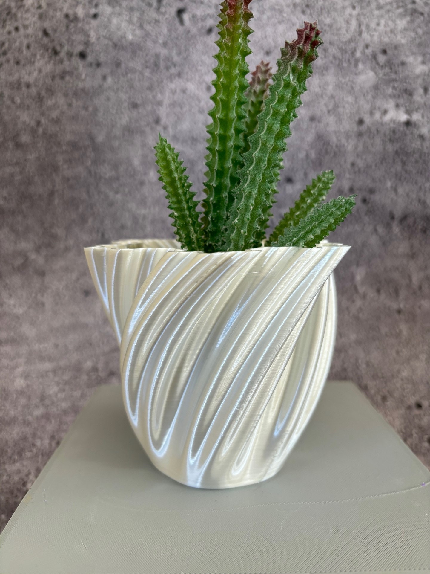 Einzigartiger Pflanzkübel – Kleiner Blumentopf für Pflanzen aller Art (Seidenweiß) – 10 cm Durchmesser x 9 cm hoch – Moderner, farbenfroher Pflanzkübel