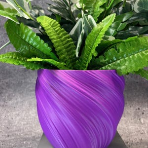 Hög medelstor vriden blomkruka för växter av alla slag (lila färg) - 15 cm diameter och 14 cm höjd; Modern kruka