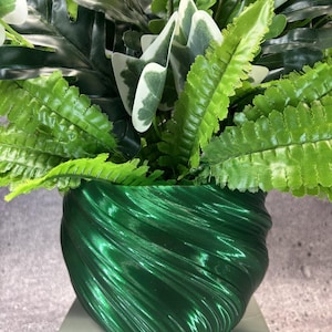 Medium Twisted Flowerpot for Plants of all kinds (Crystal Green color) - 6" Diameter by 4.5" Tall