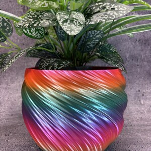 Großer gedrehter Blumentopf für Pflanzen aller Art (mehrfarbig) - 21 cm Durchmesser mal 15 cm hoch; Bunter Pflanzer; Moderner Übertopf