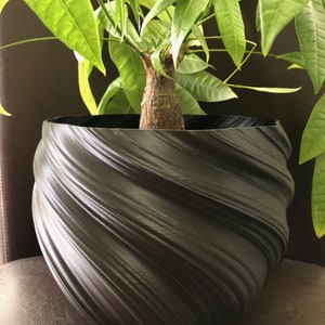Large Twisted Flower Pot for Plants of all kinds (Matte Black color) - 8&quot; Diameter by 6&quot; Tall Colorful Planter Modern Planter; USA Store