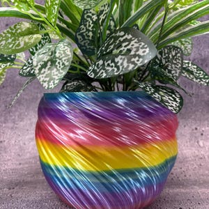 Großer gedrehter Blumentopf für Pflanzen aller Art (Regenbogenfarbe) - 21 cm Durchmesser mal 15 cm hoch; Bunter Pflanzer; Moderner Übertopf