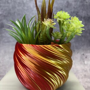 Kleiner, gedrehter Blumentopf für Pflanzen aller Art (funkelnde Rot- und Goldfarbe) - 10 cm Durchmesser mal 3 cm hoch; Bunter Pflanzer; Moderner Übertopf