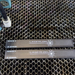 LaserLok ™ Magnetische Halteleisten für Laserschneid- und Lasergravurwerkzeug, Maker Lieferungen 2 Bar Set