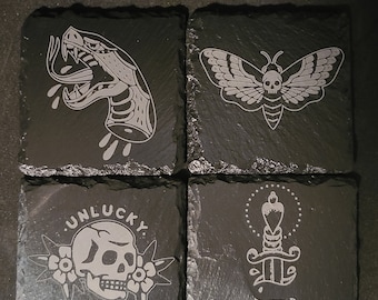 Posavasos de pizarra con diseños de tatuajes