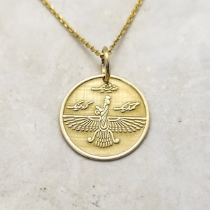Collana Faravahar in oro 14 carati, ciondolo Ahura Mazda, amuleto zoroastriano, antica collana del dio alato, gioielli persiani, regalo ispirato alla mitologia Faravahar.