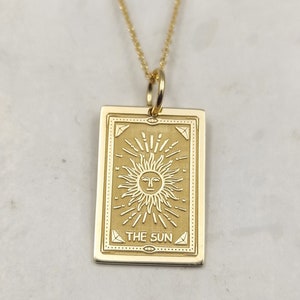 Collier soleil carte de tarot en or 14 carats, breloque délicate personnalisée de carte de tarot soleil, bijoux soleil en or pour femme, cadeau carte de tarot, collier soleil