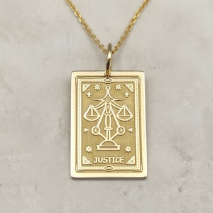Collier justice carte de tarot en or 14 carats, pendentif rectangle justice en or véritable, breloque personnalisé échelle justice, breloque carte de tarot en or délicat