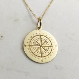 Gold Kompass Anhänger, gravierte Kompass Schmuck, 14K Solid Gold Charm, Kompass Geschenk, Reisende Halskette, Abschluss Halskette, Kompass Charme