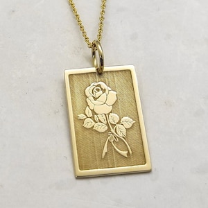 Collar de cartas de tarot de flor de rosa de oro de 14K, colgante de oro rosa delicado, encanto de rosa de regalo de aniversario de mujeres, colgante de forma de rectángulo personalizado