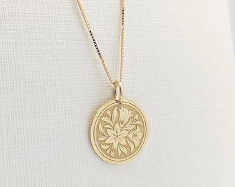 14K Real Gold Lilies Flower Bouquet Pendant, Gold Lily Flower Coin Necklace, Personalized Flower Bouquet Disc Charm, Dainty Lily Jewelry