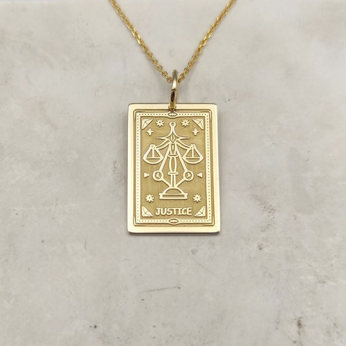 14K gouden tarotkaart justitie ketting, echt gouden gerechtigheid rechthoek hanger, justitie schaal gepersonaliseerde charme, sierlijke gouden tarotkaart charme