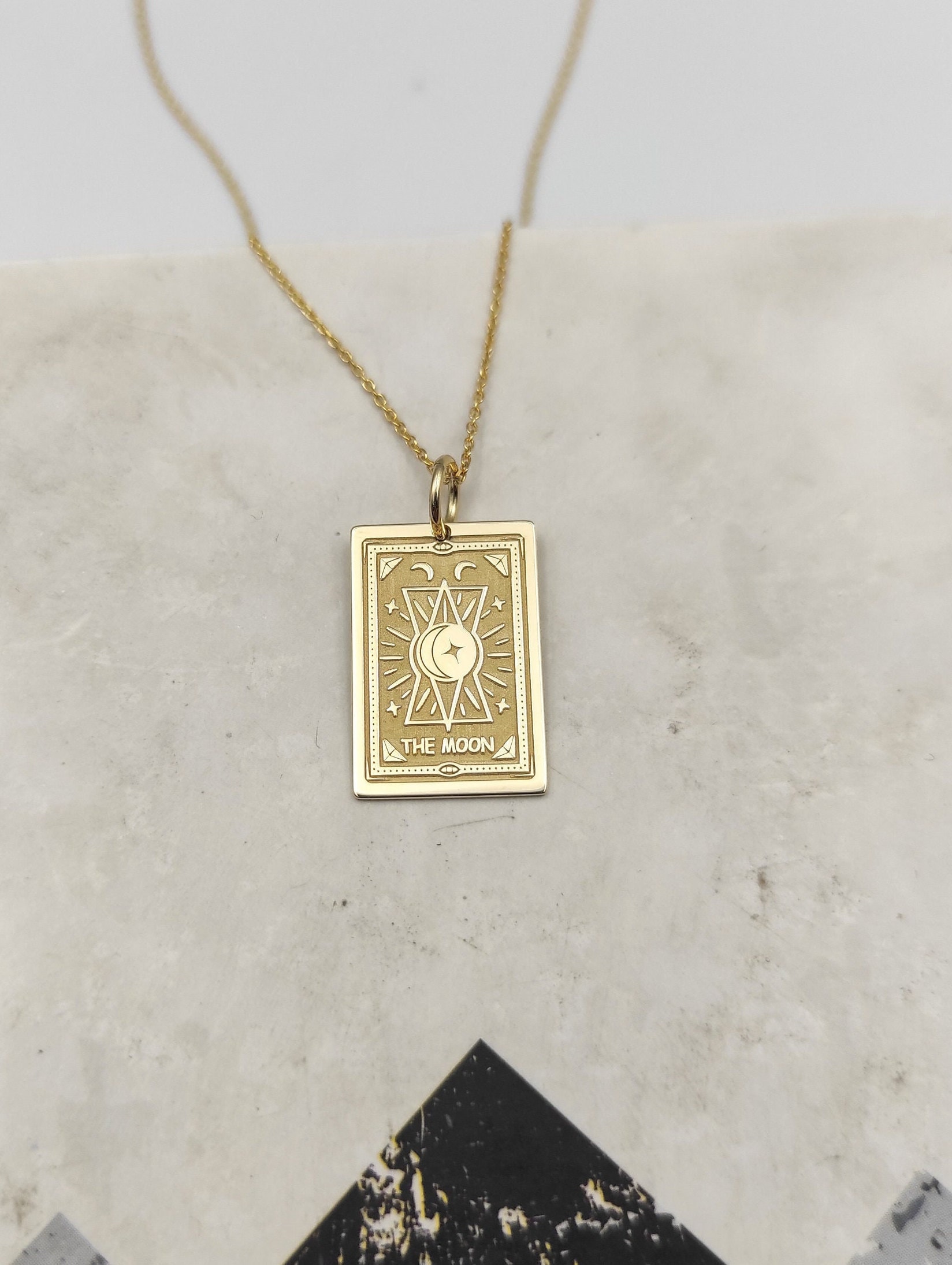 Colar de cartão de tarô da lua em ouro maciço 14K, pingente celestial de ouro, joias personalizadas de cartão de tarô da lua, pingente de cartão de tarô gravado