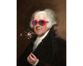 Puede incluir: Un retrato de un hombre con gafas de sol rosas sosteniendo una bengala encendida. El hombre viste un abrigo negro y una camisa blanca con volantes. El fondo es de color marrón oscuro.