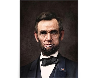 Può includere: Un ritratto colorato di Abraham Lincoln con un lecca-lecca in bocca. Indossa un abito scuro con un papillon e una spilla con la bandiera americana. Lo sfondo è marrone scuro strutturato.