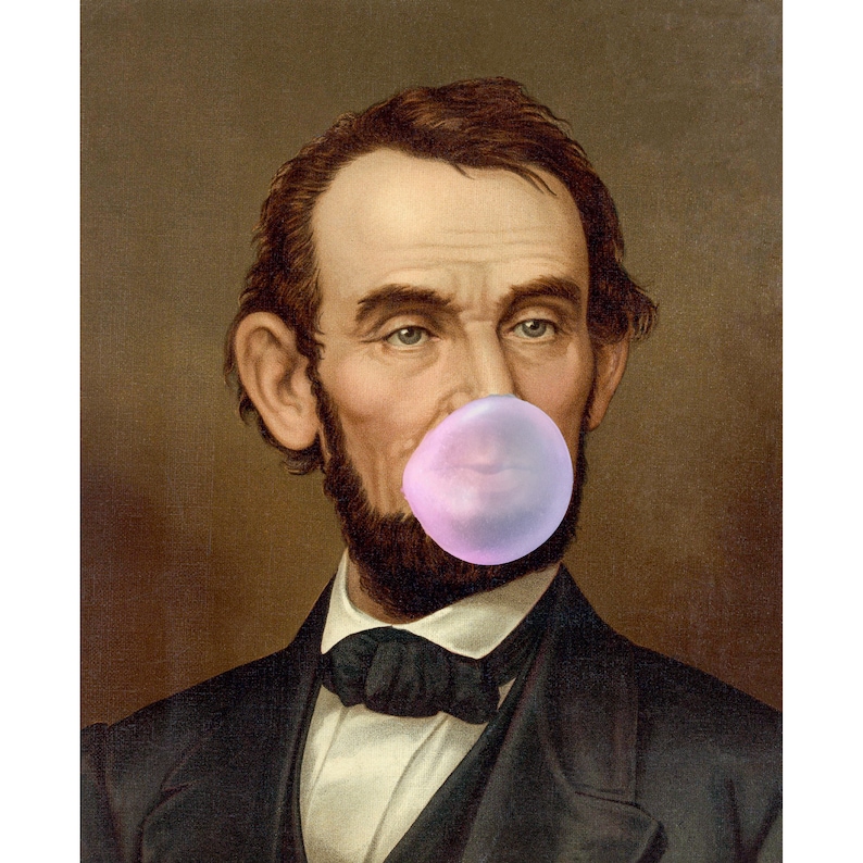 Pode incluir: Um retrato de um homem com barba e bigode escuros, vestindo um terno preto e uma camisa branca com gravata borboleta preta. Ele est&aacute; soprando uma grande bolha rosa.