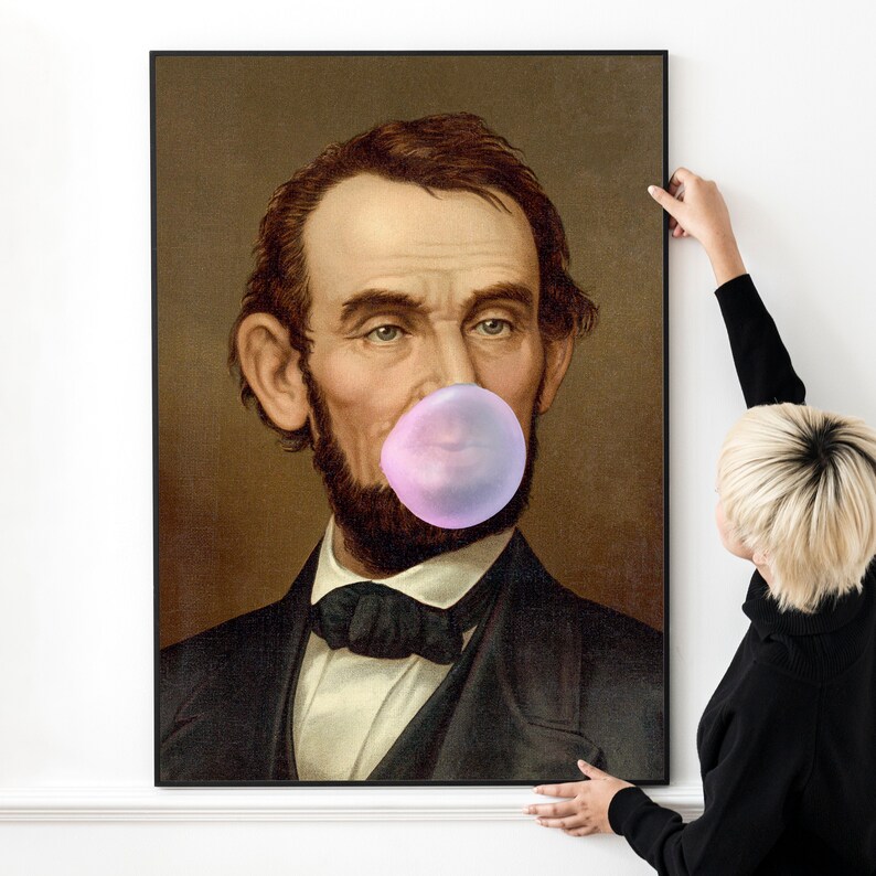 Pode incluir: Um retrato de um homem com um grande chiclete rosa na boca. O homem est&aacute; vestindo um terno escuro e uma gravata borboleta. O fundo &eacute; uma tela marrom.
