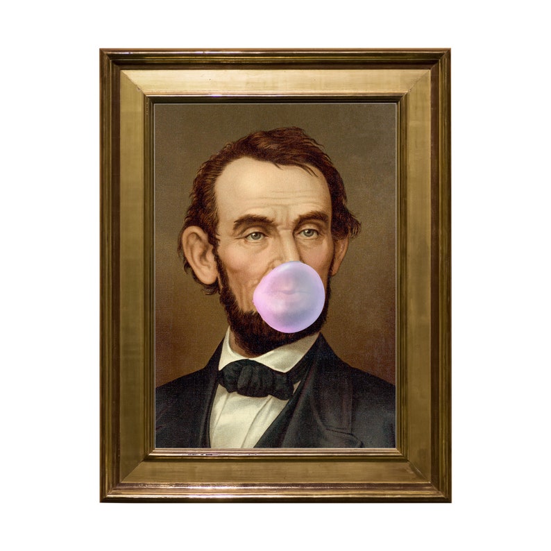 Pode incluir: Um retrato emoldurado de um homem com barba e uma bolha rosa na boca. O homem est&aacute; vestindo um terno escuro e uma camisa branca com uma gravata borboleta preta. A moldura &eacute; dourada.