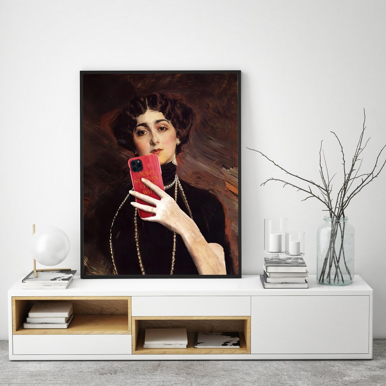 May include: A painting of a woman in a dark dress with a pearl necklace, holding a red iPhone with a book cover case. The phone case has the text "NON SO SE LA MIA VITA SIA UN SOGNO O UN INCUBO" written on it.