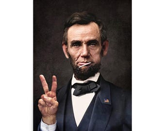 Può includere: Un ritratto di Abraham Lincoln, con un abito scuro, papillon e spilla della bandiera americana. Alza il segno della pace con la mano sinistra e ha un lecca-lecca in bocca. Lo sfondo è grigio scuro strutturato.